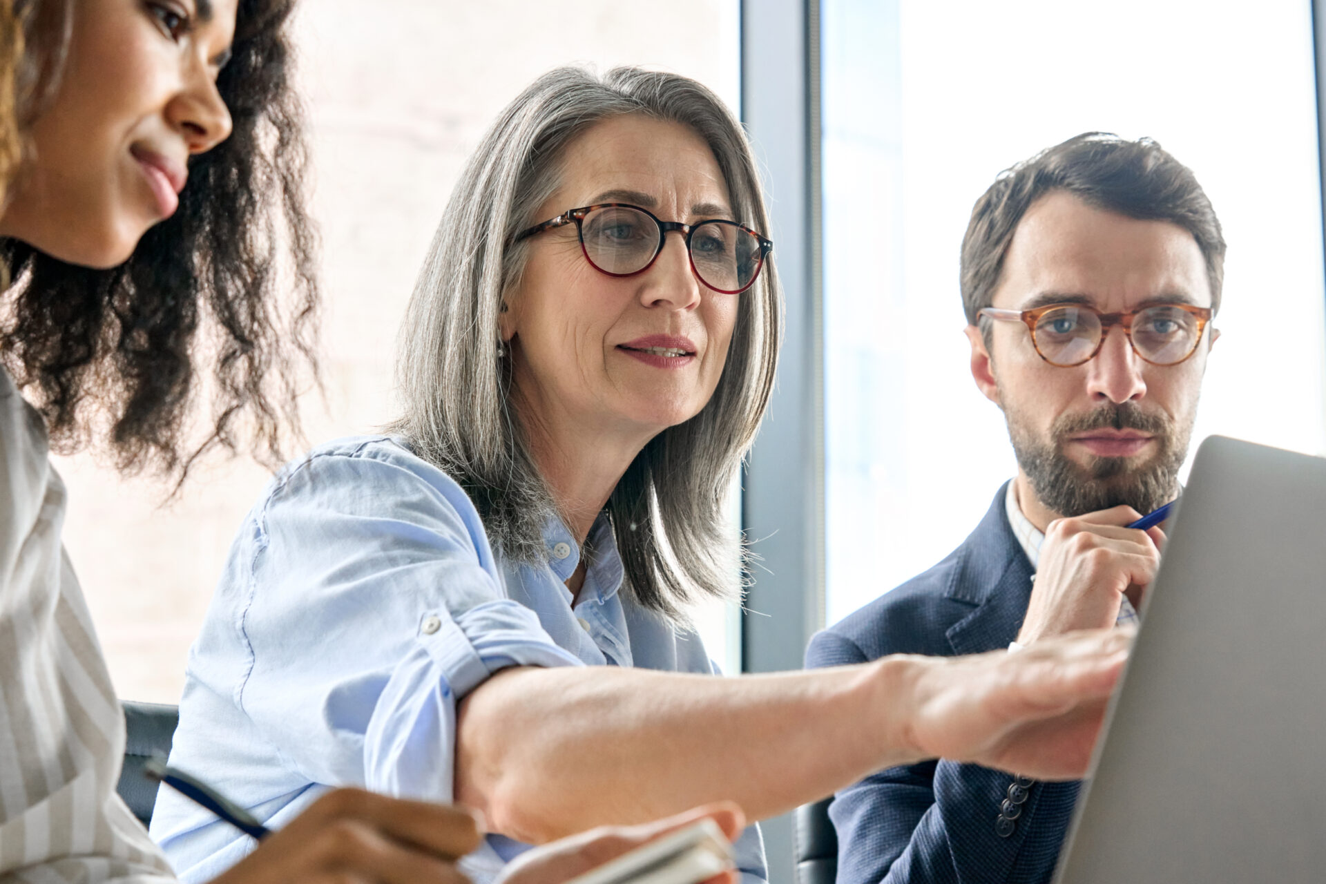 Mature,Older,Ceo,Businesswoman,Mentor,In,Glasses,Negotiating,Growth,Business