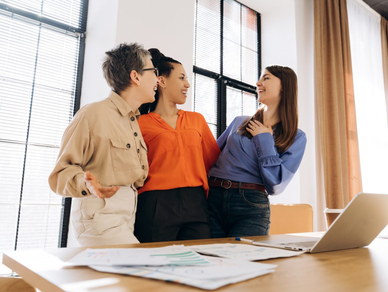 Group,Of,Happy,,Smiling,Businesswomen,Sharing,Happy,Moment,In,Modern